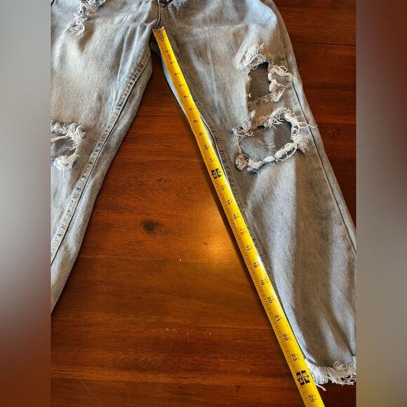 Women’s Almost Famous Size 7 Light Wash Ultra Distressed Jeans - Picture 7 of 12